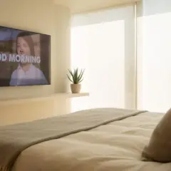 Na jakiej wysokości TV w sypialni? Koniec z bólem karku!