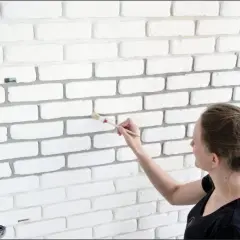Jak układać cegłę dekoracyjną z fugą? Poradnik DIY krok po kroku