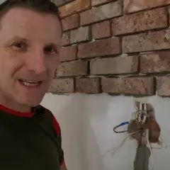 Jak kłaść cegłę dekoracyjną? Kompletny poradnik DIY krok po kroku