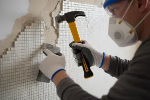 Usuwanie tynku dekoracyjnego: Kompletny poradnik DIY i oszczędności