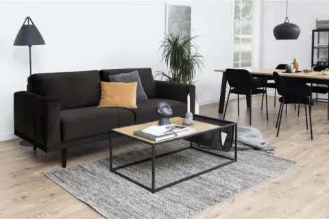 Jak rozjaśnić salon z ciemnymi meblami? Triki na jasne wnętrze!