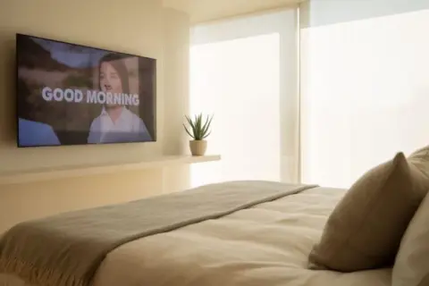 Na jakiej wysokości TV w sypialni? Koniec z bólem karku!