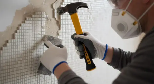 Usuwanie tynku dekoracyjnego: Kompletny poradnik DIY i oszczędności