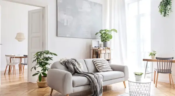 Ściany ozdobne w salonie: 7 trendów, które odmienią Twoje wnętrze