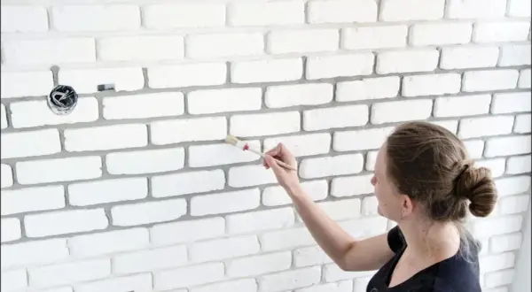Jak układać cegłę dekoracyjną z fugą? Poradnik DIY krok po kroku
