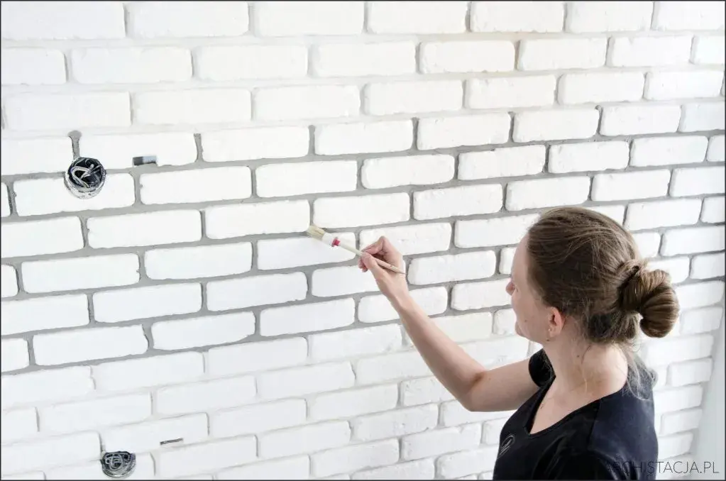 Jak układać cegłę dekoracyjną z fugą? Poradnik DIY krok po kroku