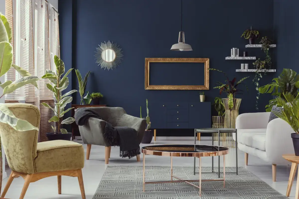 inspiracje salon granatowa ściana