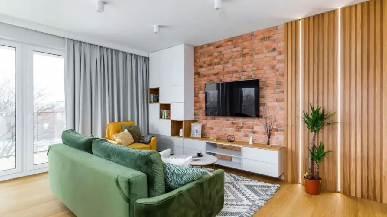 Cegła na ścianie salon inspiracje