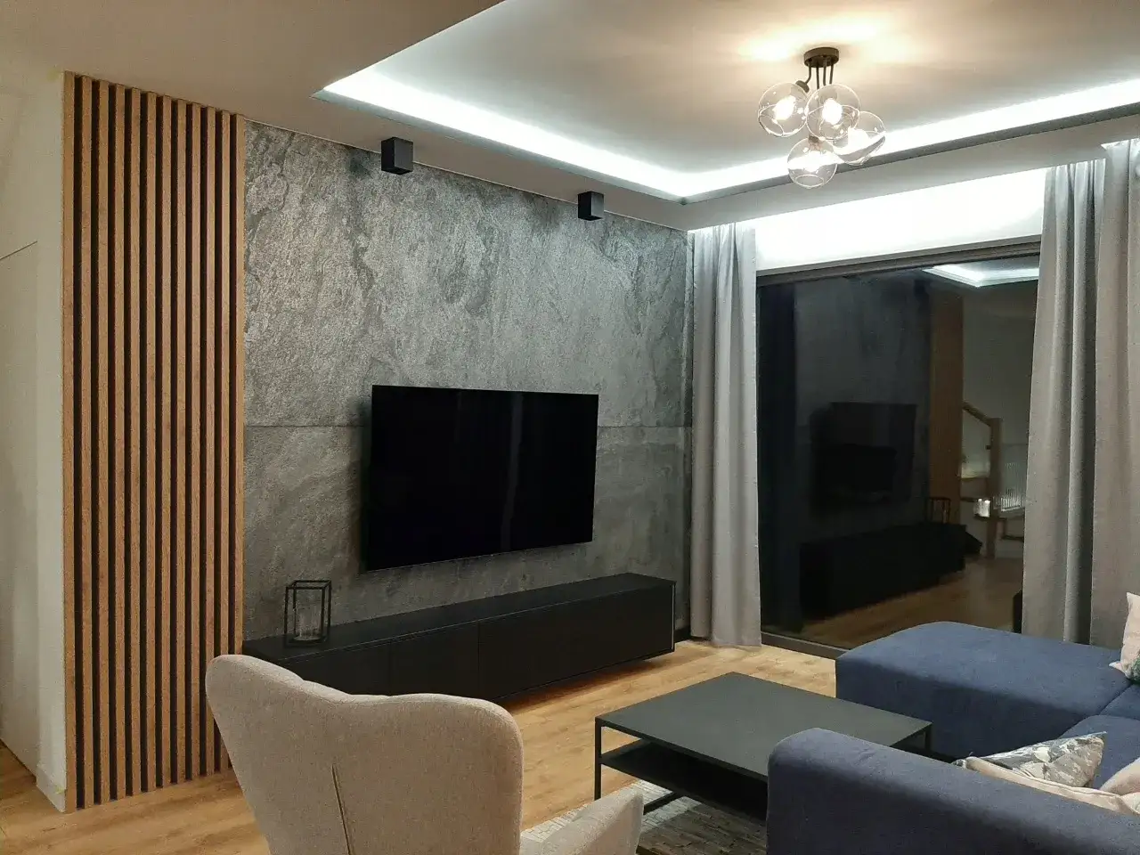 salon z betonem architektonicznym i drewnem