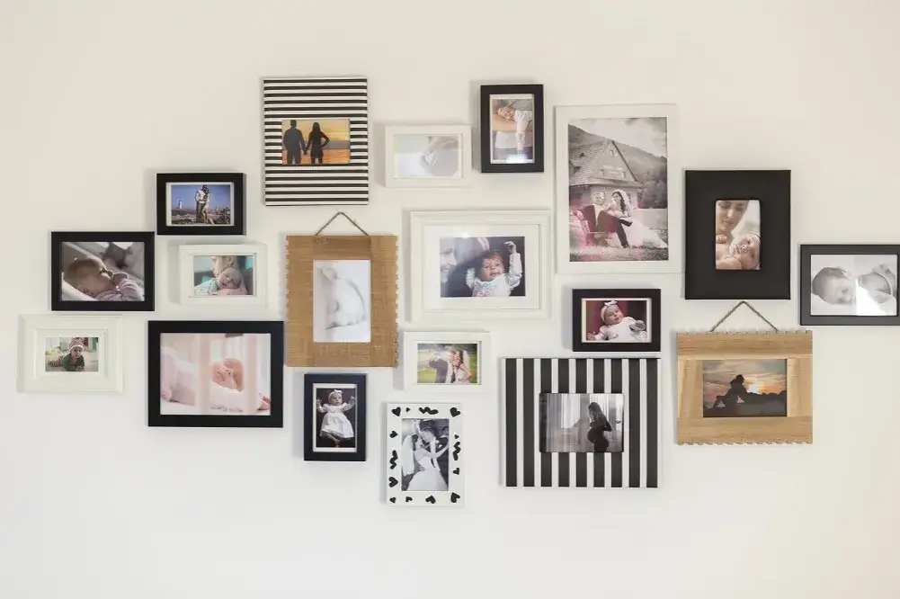 galeria zdjęć na ścianie przedpokoju r&oacute;żne kompozycje