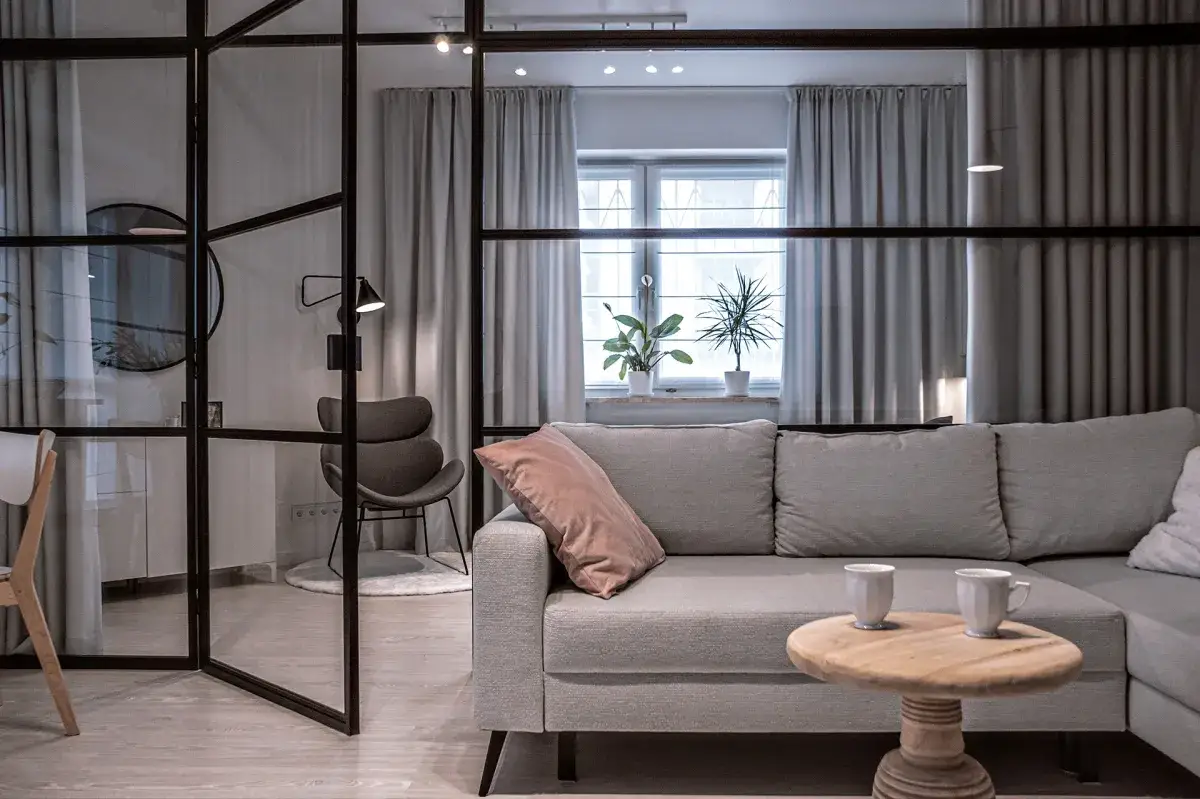 lamele dekoracyjne w salonie z sypialnią, szklana ściana loft