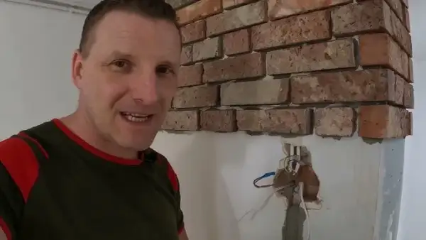 Jak kłaść cegłę dekoracyjną? Kompletny poradnik DIY krok po kroku